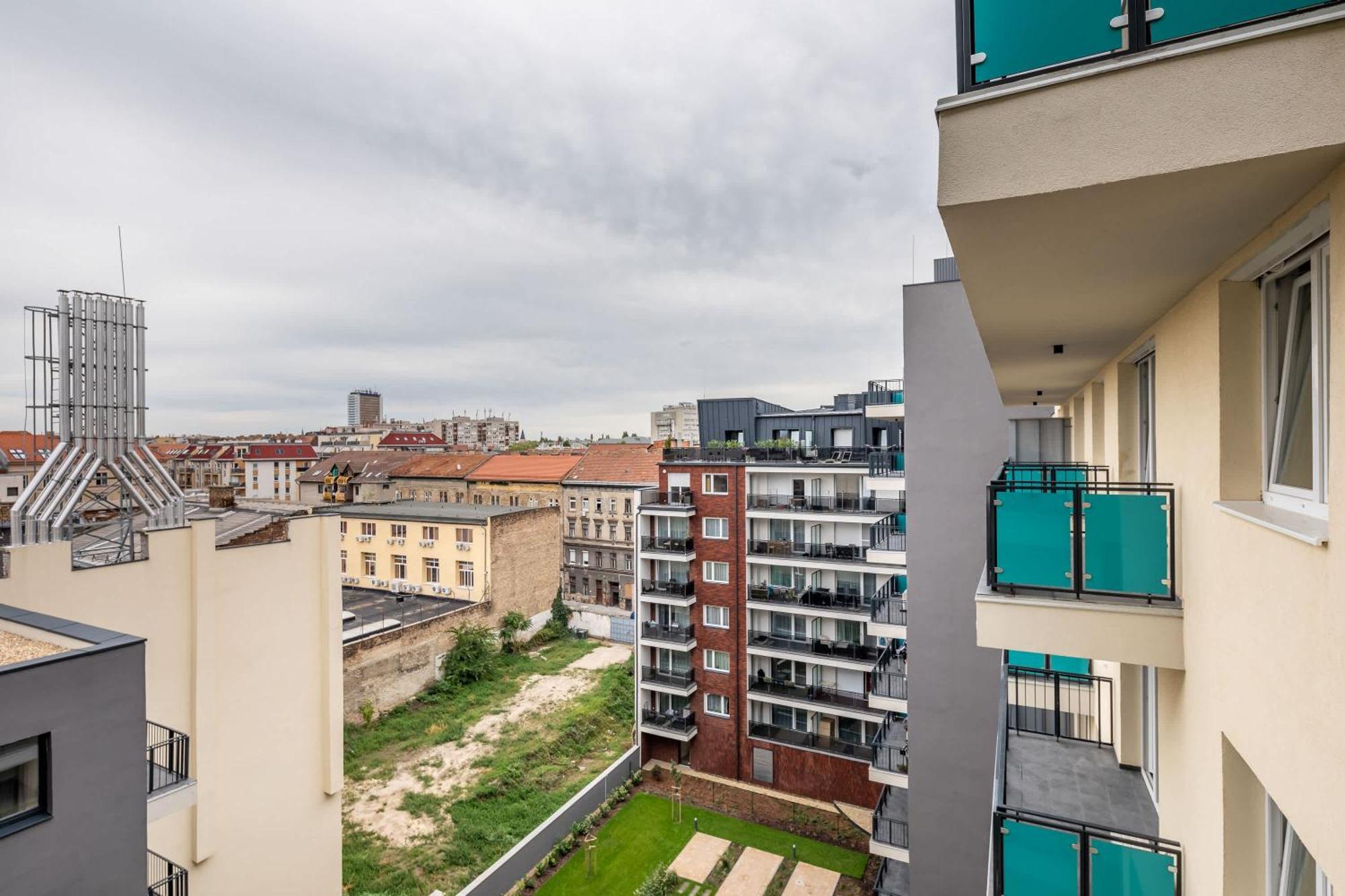 - Balcony - New - Comfy Apartment *